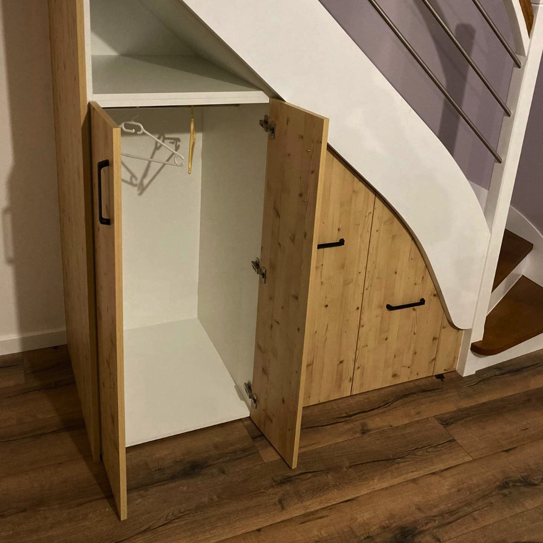 Aménagement sur mesure sous un escalier