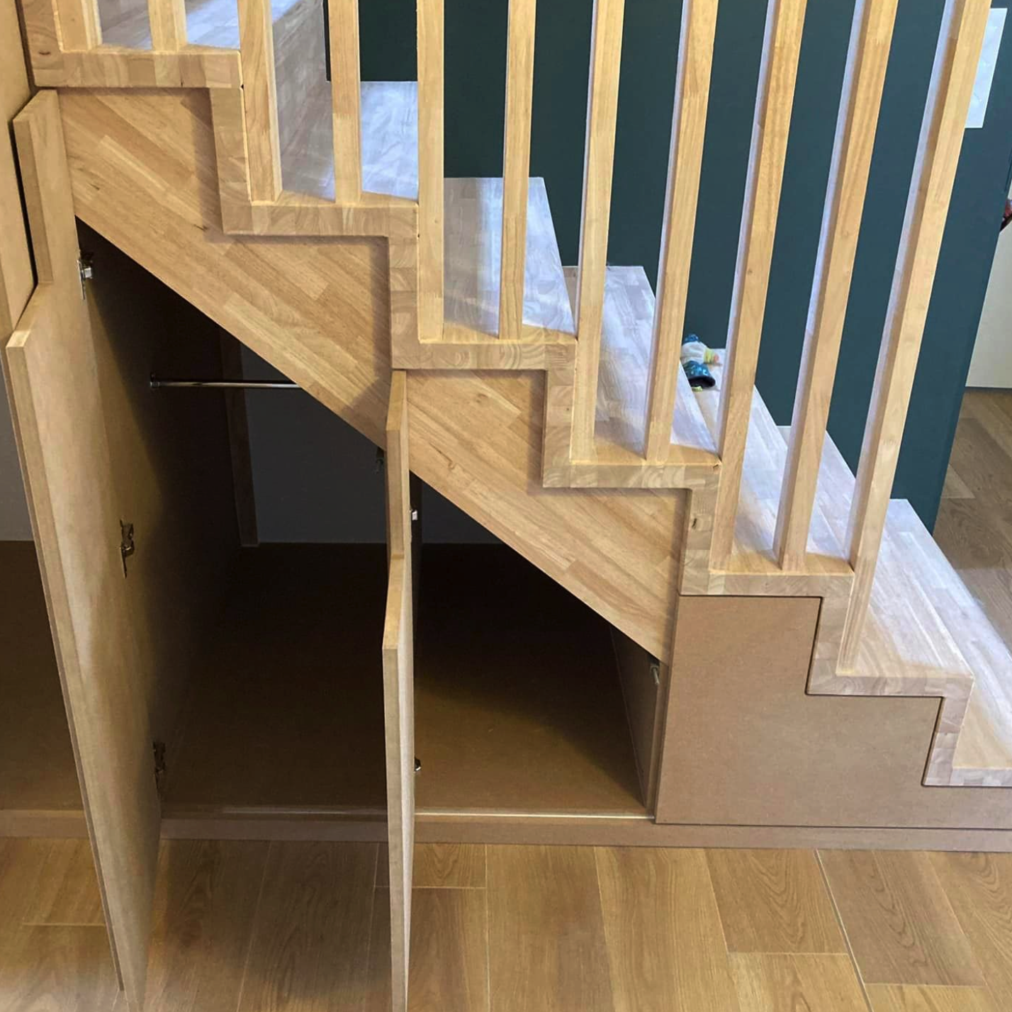 Aménagement sur mesure sous un escalier